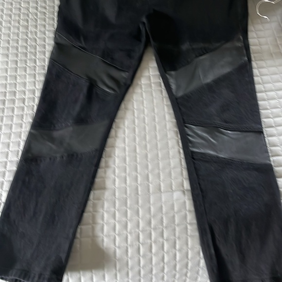 Woman’s Diane Gilman Jeans with Leather look Accents - Picture 3 of 6
